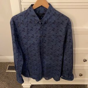 MENS JOHN VARVATOS BUTTON DOWN SHIRT. SIZE LARGE.